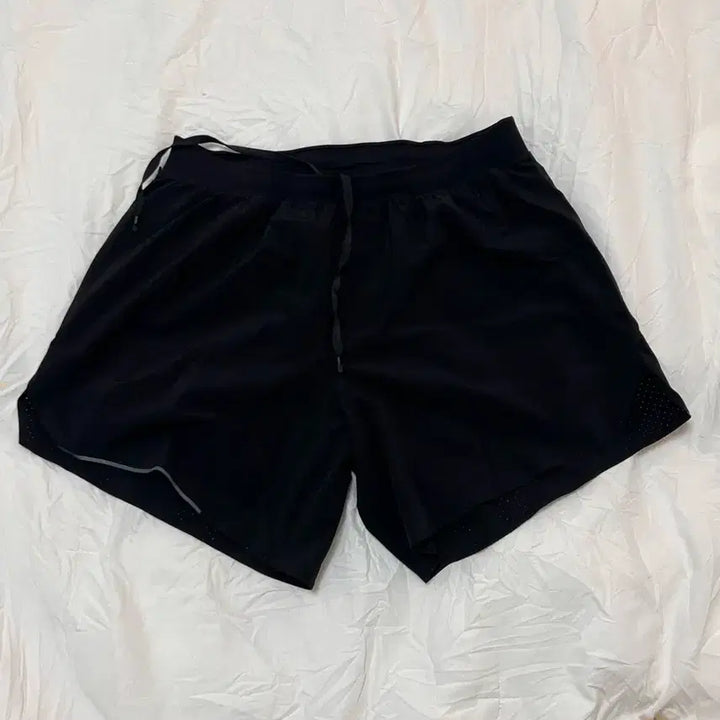 [SOLD OUT] 룰루레몬 페스트 앤 프리 라인드 6인치 블랙 쇼츠 M