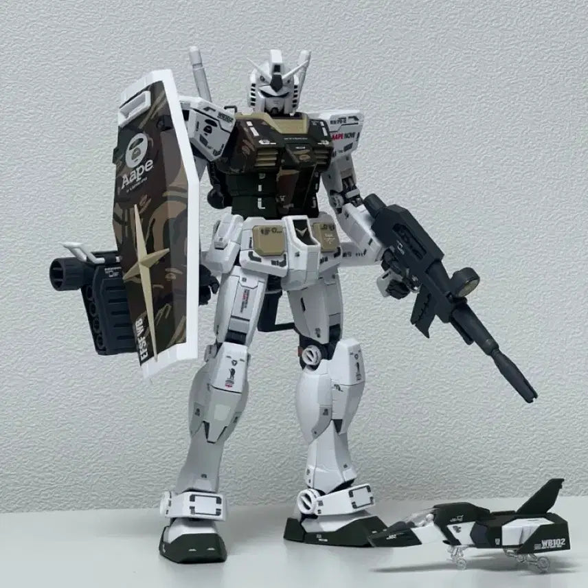 [BUNJANG] MG AAPE x First Gundam MG 3.0 Model Kit with Delphi Decal / [MG] AAPE 퍼스트건담 MG 3.0 (+델피데칼)