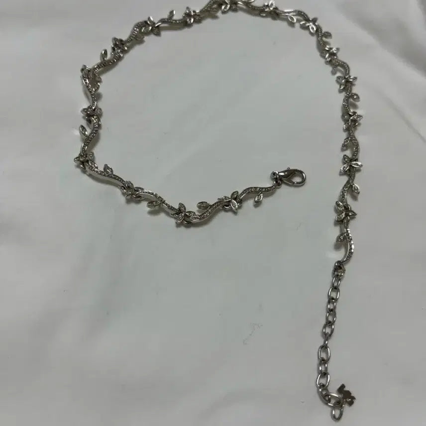 [SOLD OUT] 실버 꽃잎 나뭇가지 디자인 목걸이
