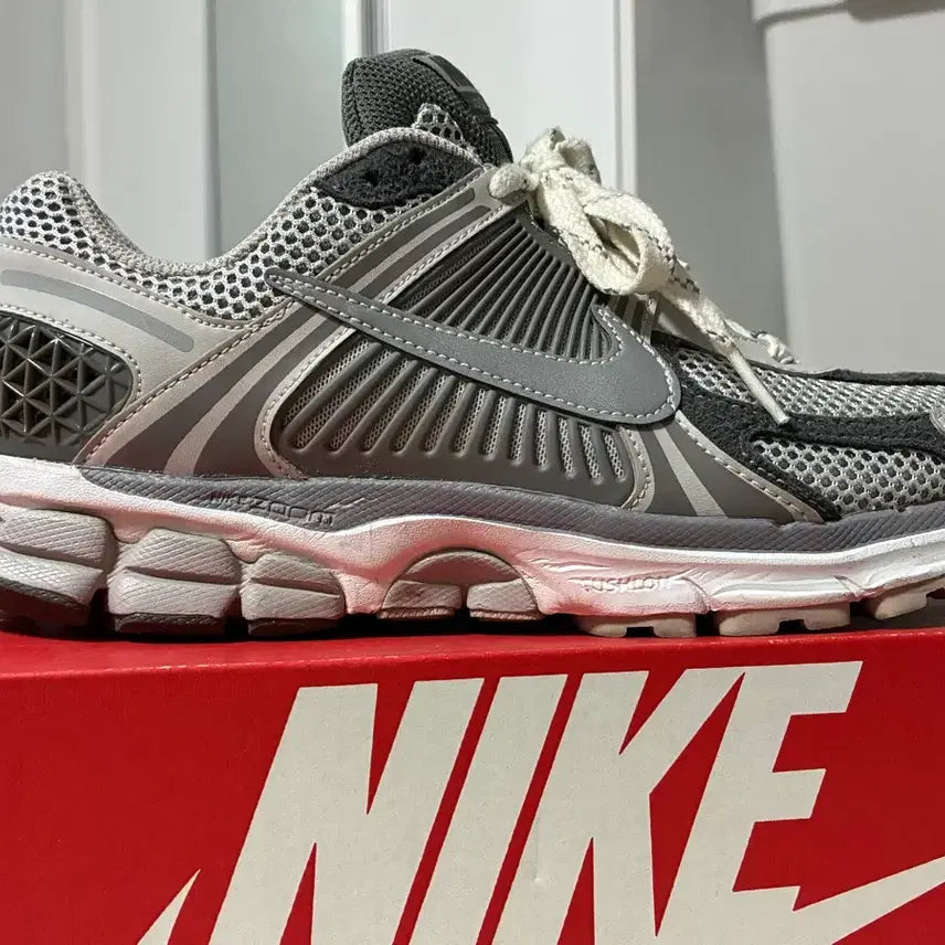[BUNJANG] Nike Zoom Vomero 5 Light Iron Ore &amp; Flat Pewter / 나이키 줌 보메로 5 라이트 아이언 오어 앤 플랫퓨터 270