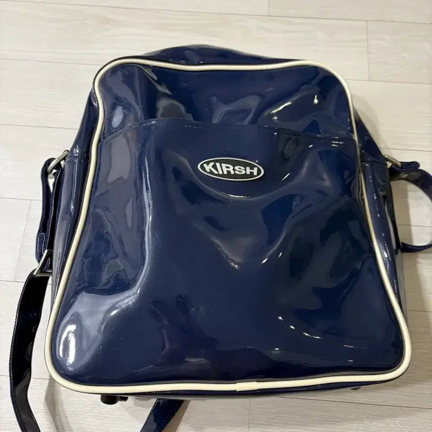 [SOLD OUT] 키르시  에나멜 크로스백 네이비