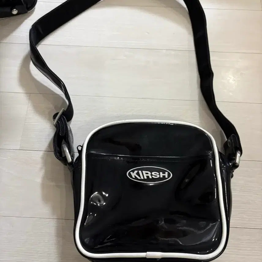 [SOLD OUT] 키르시 에나멜 크로스백 블랙