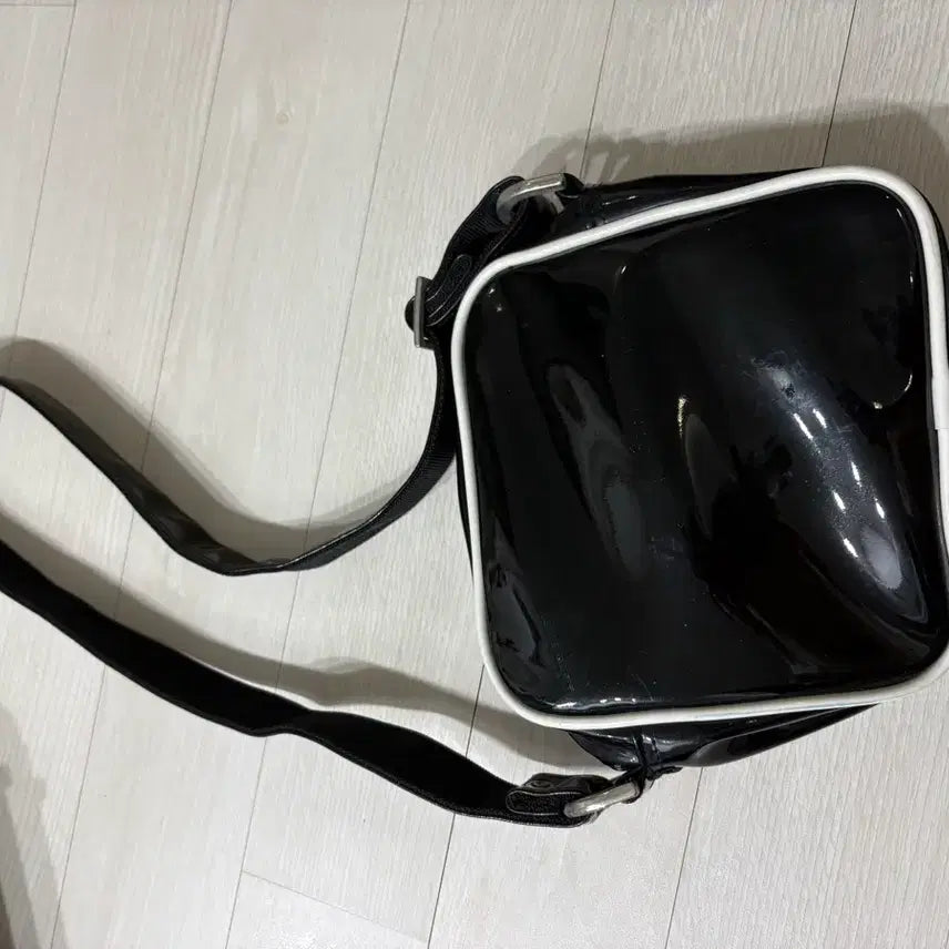 [SOLD OUT] 키르시 에나멜 크로스백 블랙