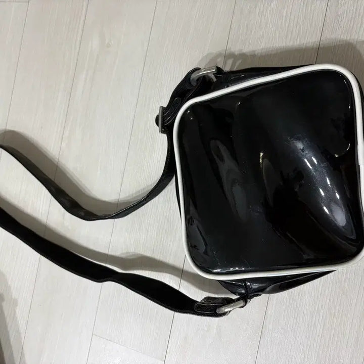 [SOLD OUT] 키르시 에나멜 크로스백 블랙