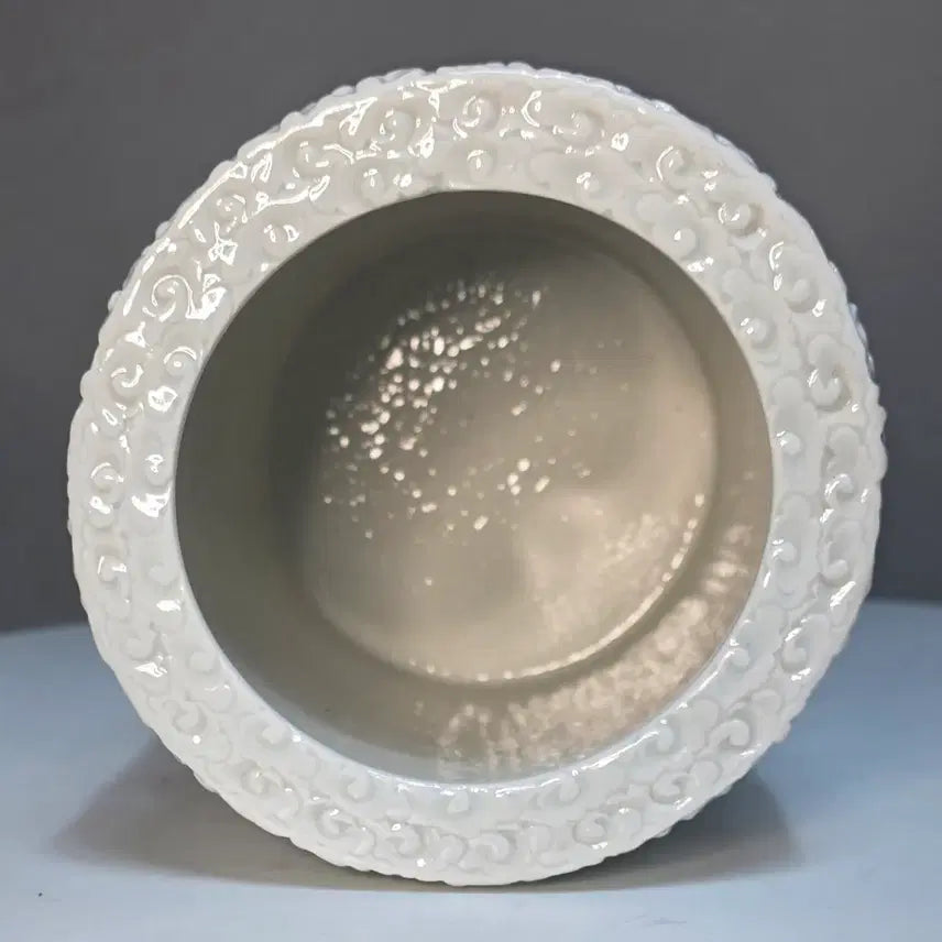 [BUNJANG] Baekja Yanggak Haesu Un Yong Eomun Phil-tong (White Porcelain Embossed Sea Dragon Fish Pattern Brush Pot) / 백자양각해수운용어문필통