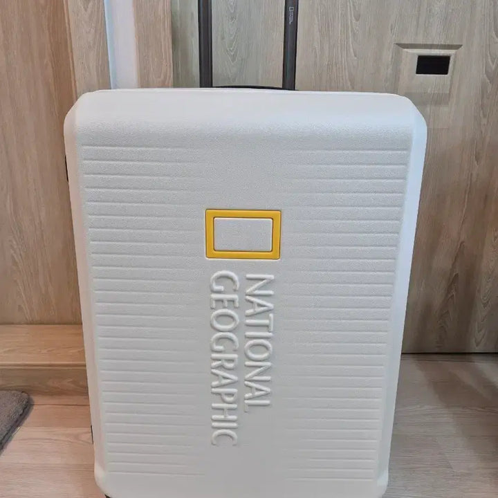 [BUNJANG] National Geographic Venta 24-Inch Cargo Suitcase + Flight Cover (New) / 내셔널지오그래픽 벤타 캐리어 24인치 화물용 + 항공커버 새제품