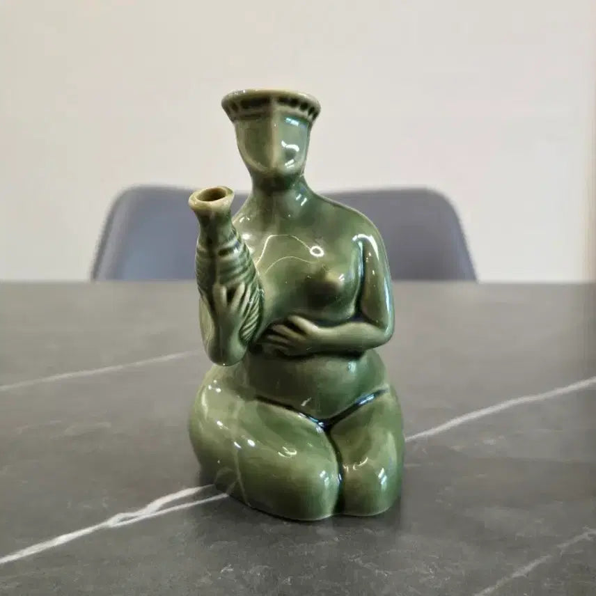 [BUNJANG] Woman Holding a Bottle Ceramic Decanter / 앉아서 병을 들고 있는 여인 도자기 디캔더