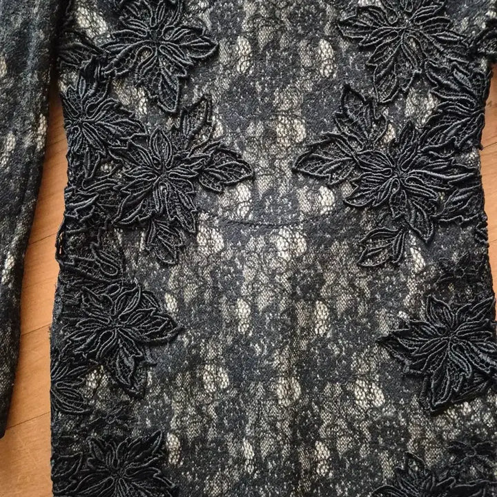 [BUNJANG] MICHAA Lace Flower Black Midi Dress / 미샤 레이스 플라워 장식 블랙 원피스