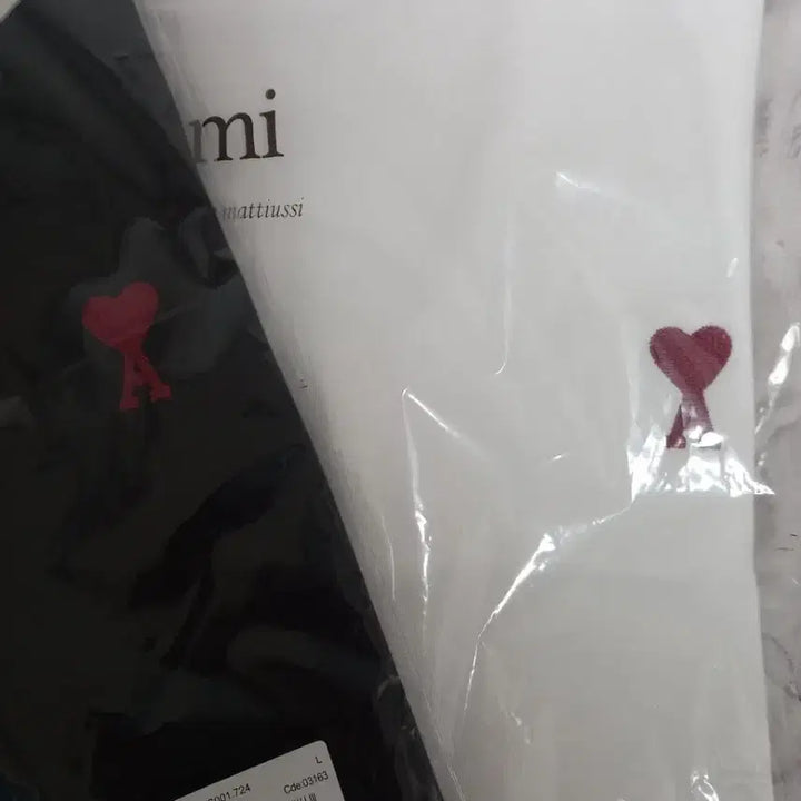 [BUNJANG] AMI HEART Short Sleeve T-Shirt (Black/White, Set of 2) / L) 아미하트 반팔티 블랙/화이트 2종