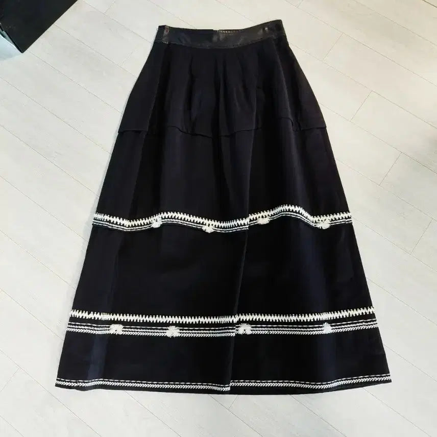 [BUNJANG] Ozsecon Embroidered Long Black Skirt / (최종) 무배 한섬 오즈세컨 롱 블랙 자수 스커트 61-90