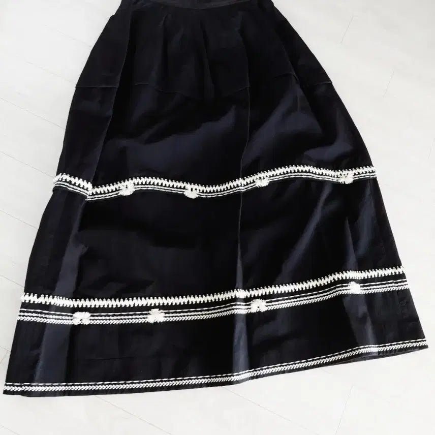 [BUNJANG] Ozsecon Embroidered Long Black Skirt / (최종) 무배 한섬 오즈세컨 롱 블랙 자수 스커트 61-90