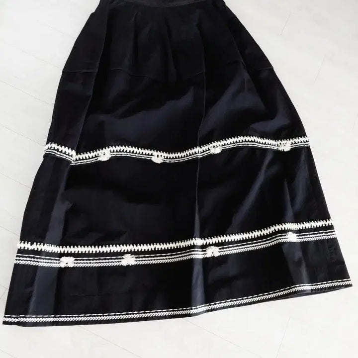 [BUNJANG] Ozsecon Embroidered Long Black Skirt / (최종) 무배 한섬 오즈세컨 롱 블랙 자수 스커트 61-90