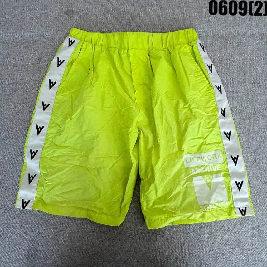 [BUNJANG] Life Work Lime Green Logo Tape Shorts - Size L / 라이프워크 반바지 라임 그린 L 0609