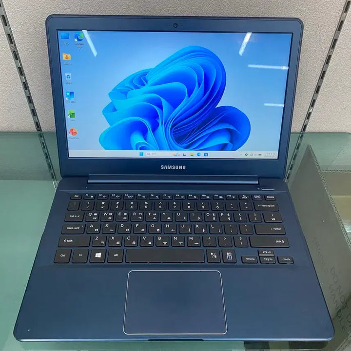 [BUNJANG] Samsung Notebook 9 Series 13.3" Full HD (Intel Core i5-5200U, 8GB RAM, 256GB M.2 SSD) / 13인치 i5-5200/8GB/M.2-256 삼성노트북. 무료배송