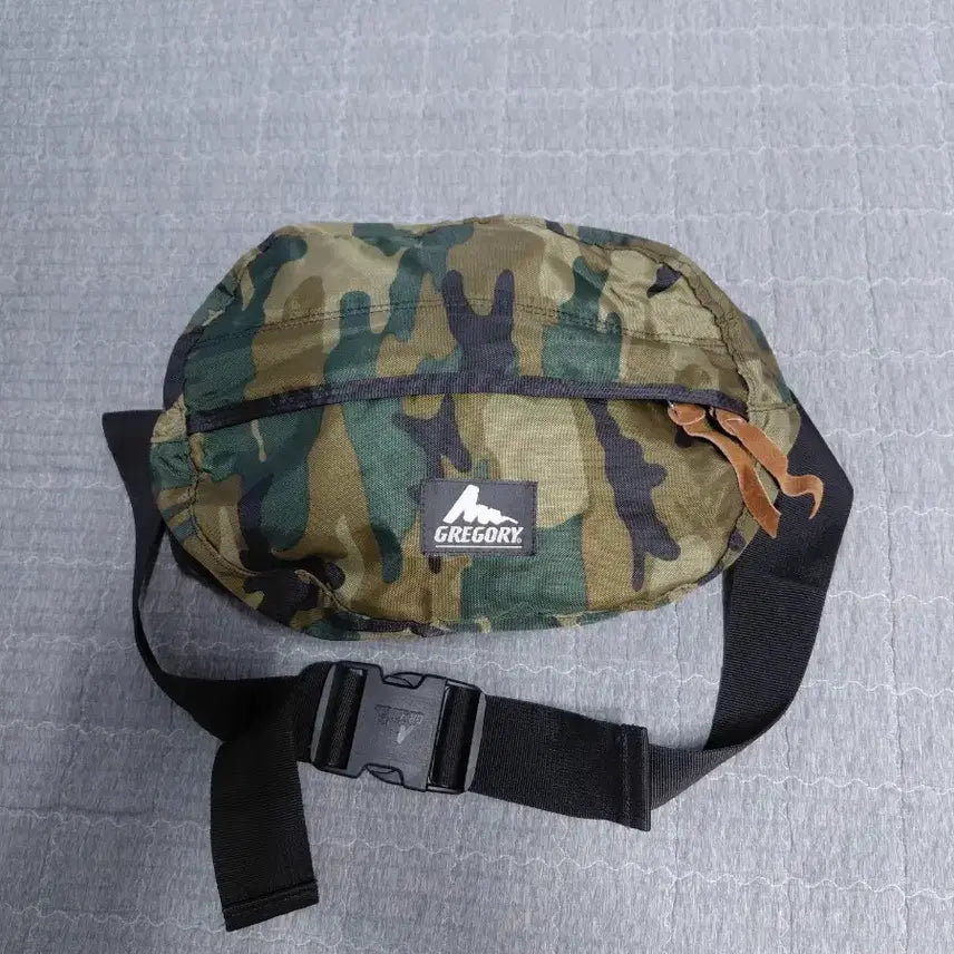 [BUNJANG] Gregory Tailmate S Woodland Camo Nylon Waist Bag (USA Made) / GREGORY 그레고리 테일메이트 S 구로고 실버 태그 USA제