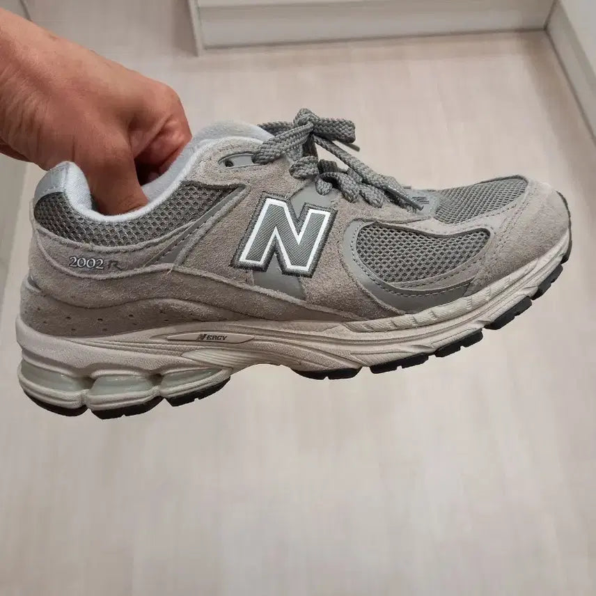 [BUNJANG] New Balance 2002R Grey Suede Sneakers (250) / 뉴발란스 2002R 그레이 스웨이드 운동화 250