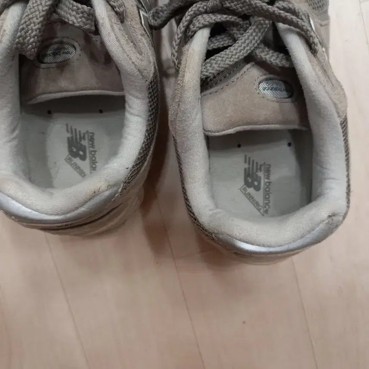 [BUNJANG] New Balance 2002R Grey Suede Sneakers (250) / 뉴발란스 2002R 그레이 스웨이드 운동화 250