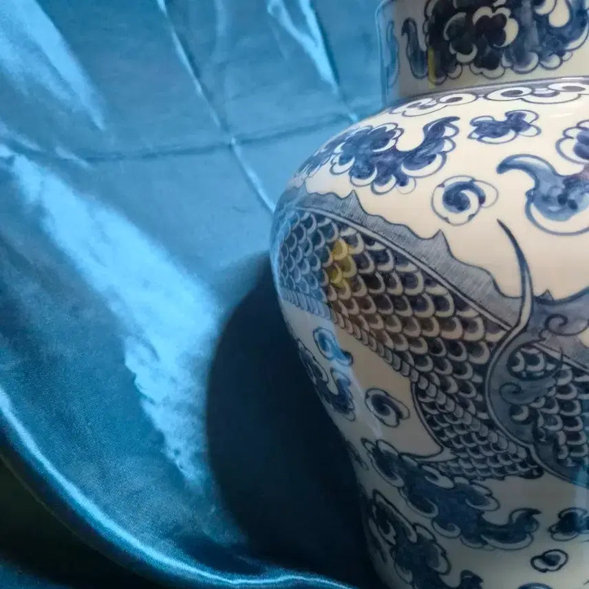 [BUNJANG] Blue and White Porcelain Vase with Dragon and Cloud Motif / 청화 수파어문 대관