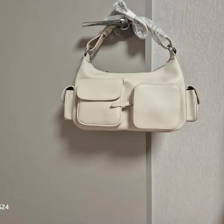 [BUNJANG] Barneys New York Italian Leather Pocket Bag Ivory / 바니스 뉴욕 이태리 레더 포켓백 아이보리