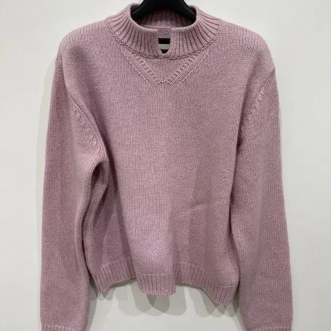 [SOLD OUT] [L] 노앙 핑크 립 모크넥 브이컷아웃 스웨터