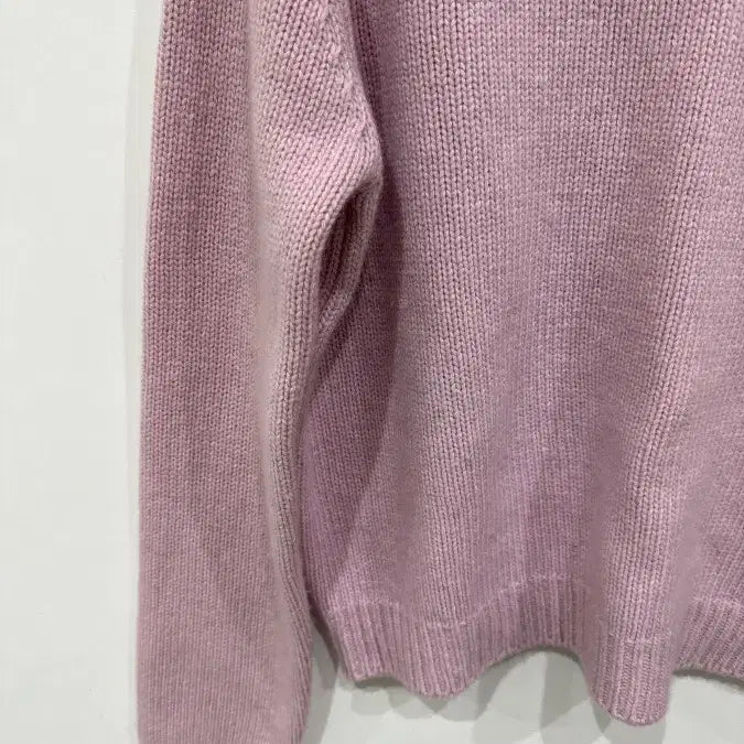 [SOLD OUT] [L] 노앙 핑크 립 모크넥 브이컷아웃 스웨터