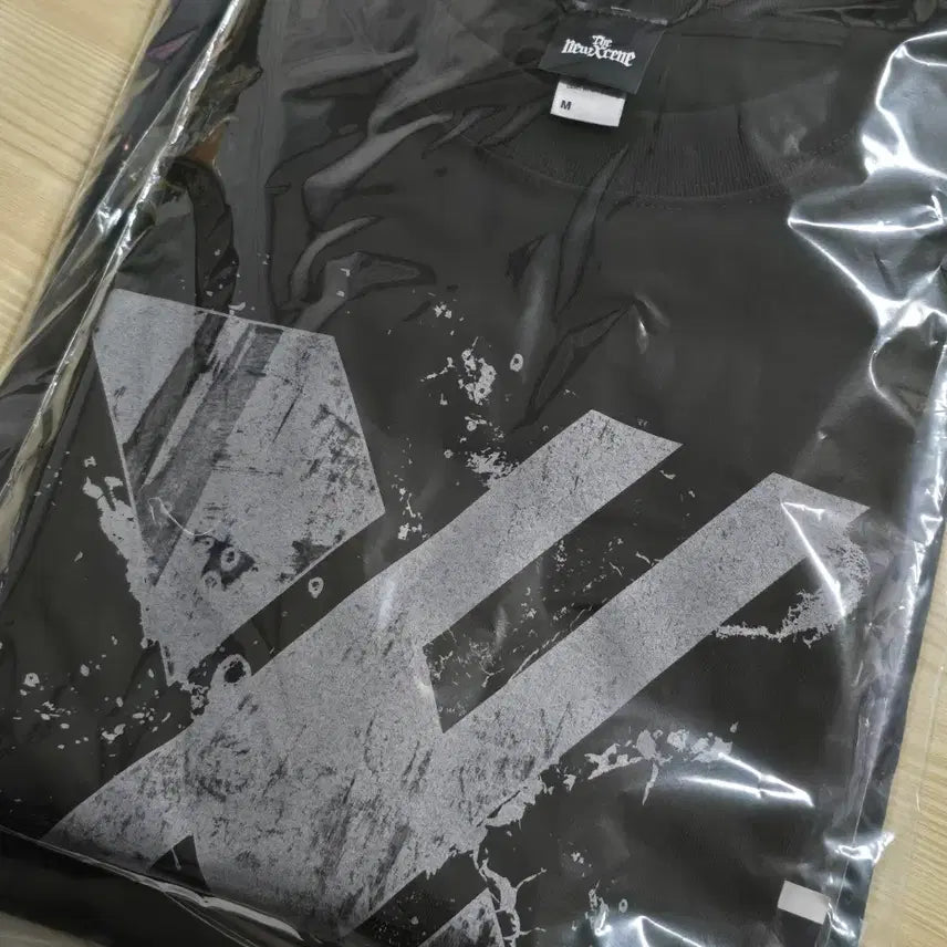 [BUNJANG] Xdinary Heroes Japan Concert MD T-Shirt Black (Sealed) / (미개봉) 엑디즈 일본 콘서트 MD 티셔츠 굿즈 블랙