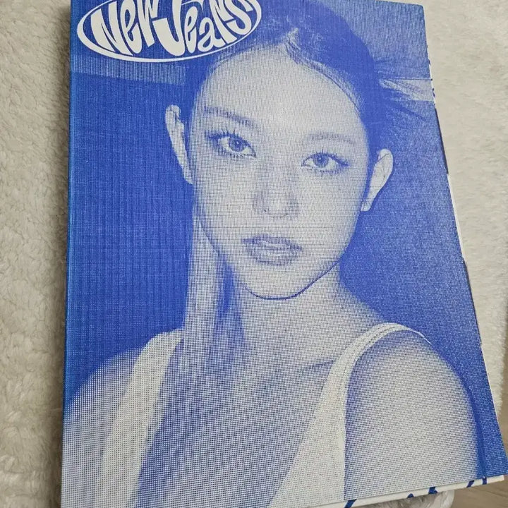 [BUNJANG] NewJeans Haerin Hyein Bluebook Red Bag Bundle Set / 뉴진스 앨범 해린, 혜인, 블루북 레드 가방 일괄