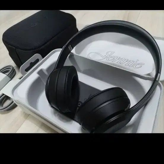 [BUNJANG] Beats Solo3 Jennie Limited Edition Black Headphones (Unsealed) / (단순개봉)비츠 솔로3 제니 한정판 블랙 헤드폰