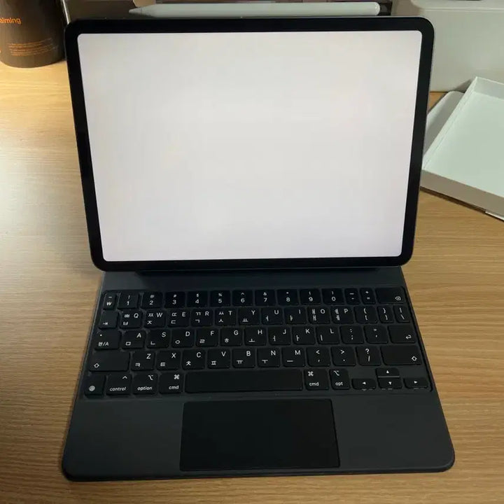 [BUNJANG] Apple iPad Pro 11-inch 2nd Gen 128GB Wi-Fi Bundle Set with Magic Keyboard, Apple Pencil 2nd Gen, and Smart Folio / 아이패드프로11 2세대 128GB 매직키보드 펜슬2 풀세트