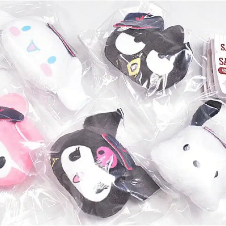 [SOLD OUT] 산리오 캐릭터즈 봉제인형 뱃지 가챠 신상(쿠로미)