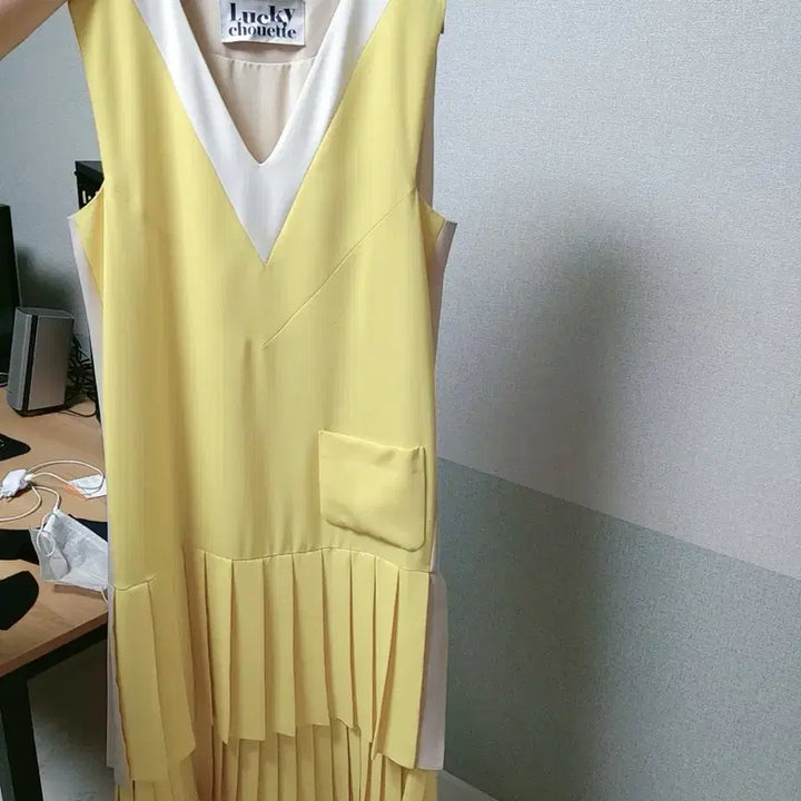 [SOLD OUT] 럭키슈에뜨 옐로우 플리츠 원피스