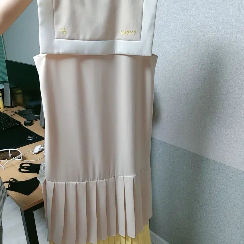 [SOLD OUT] 럭키슈에뜨 옐로우 플리츠 원피스
