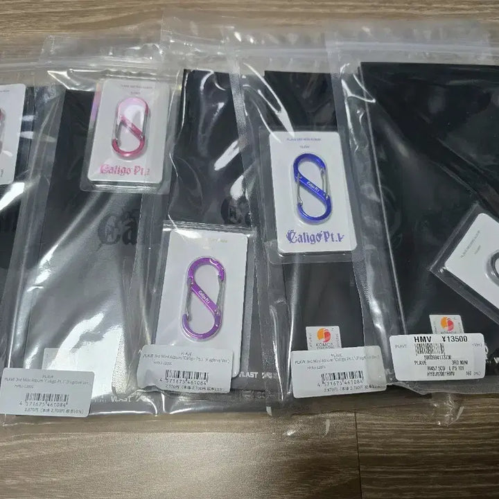[BUNJANG] PLAVE Caligo Part 1 Fugitive Album First Press Carabiner / 플레이브 칼리고 파트1 퓨지티브 앨범 초판 카라비너 판매
