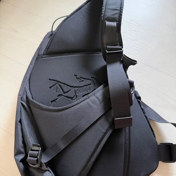 [SOLD OUT] 아크테릭스 시스템 A 퀴버 크로스바디 팩 블랙 울트라 바이올렛