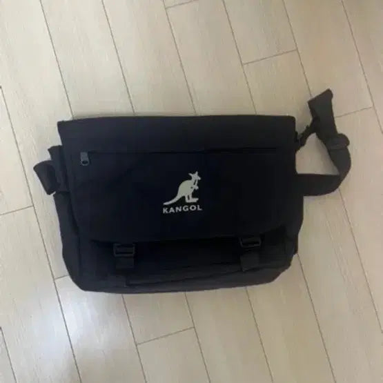 [BUNJANG] Kangol Messenger Bag Black / 캉골 메신저백 블랙(새제품)