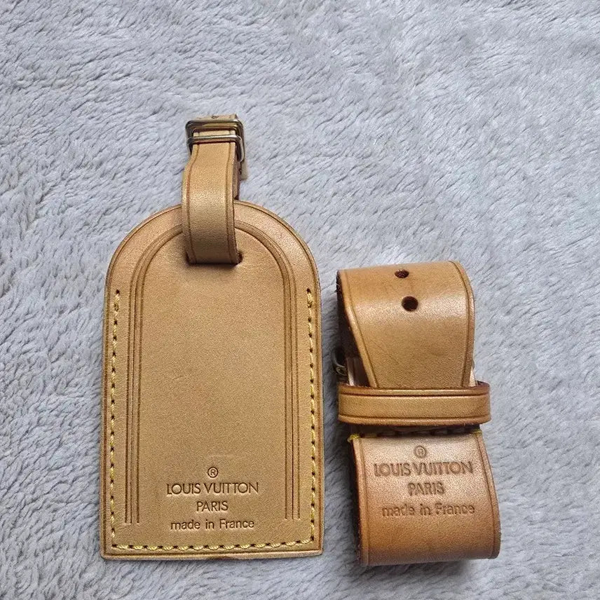 [BUNJANG] Louis Vuitton Cowhide Name Tag &amp; Holder Set (Bag Charm) / [정품] 루이비통 카우하이드 네임택 &amp; 홀더 세트 (백참)
