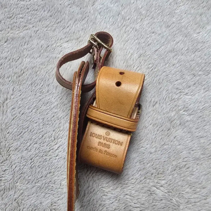 [BUNJANG] Louis Vuitton Cowhide Name Tag &amp; Holder Set (Bag Charm) / [정품] 루이비통 카우하이드 네임택 &amp; 홀더 세트 (백참)