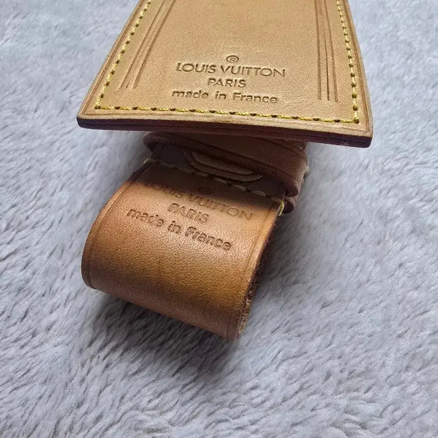 [BUNJANG] Louis Vuitton Cowhide Name Tag &amp; Holder Set (Bag Charm) / [정품] 루이비통 카우하이드 네임택 &amp; 홀더 세트 (백참)