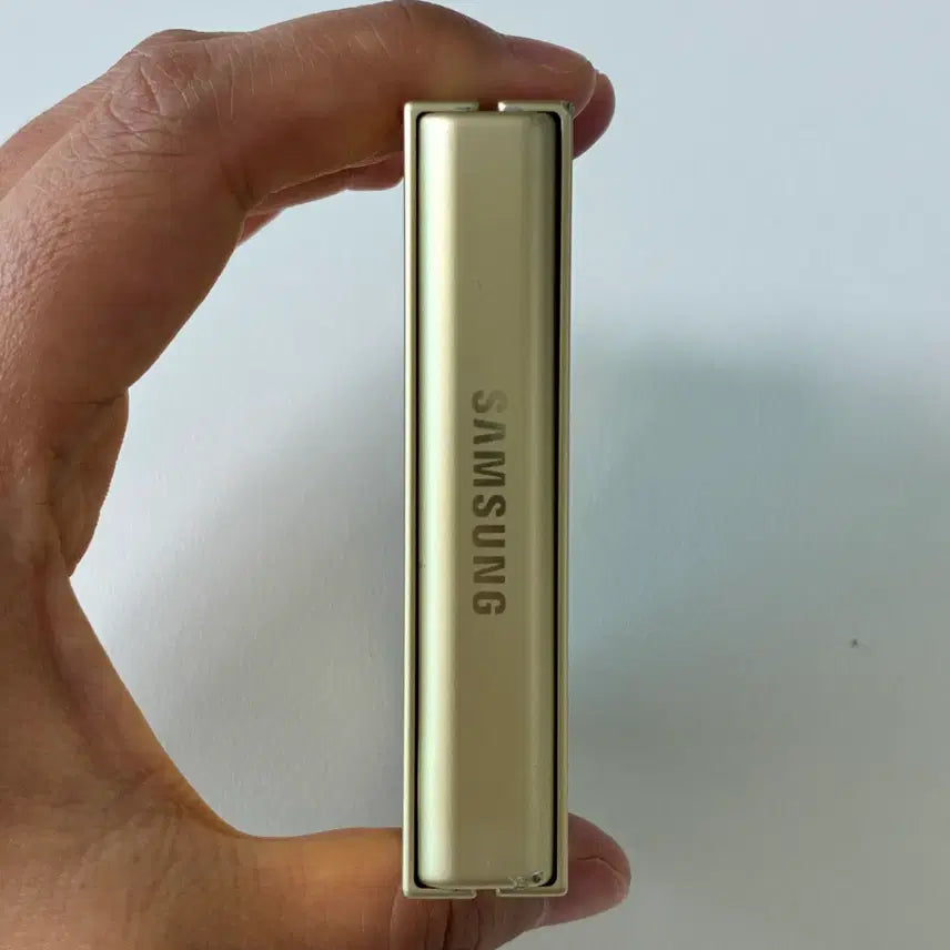 [BUNJANG] Samsung Galaxy Flip6 Yellow 256GB / 갤럭시 플립6 옐로우색상 256g 사용감있는 제품으로 저렴히 판매합니다.