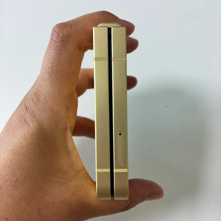 [BUNJANG] Samsung Galaxy Flip6 Yellow 256GB / 갤럭시 플립6 옐로우색상 256g 사용감있는 제품으로 저렴히 판매합니다.