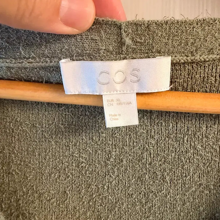 [SOLD OUT] COS 니티드 코튼 올리브 그린 니트 베스트 XL
