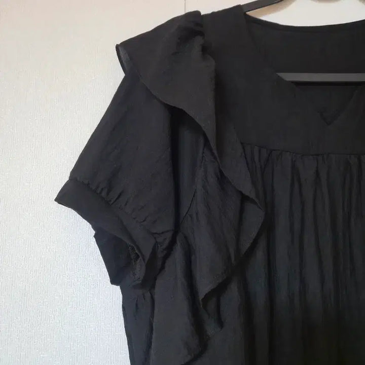 [SOLD OUT] (새상품)프릴 블라우스 블랙