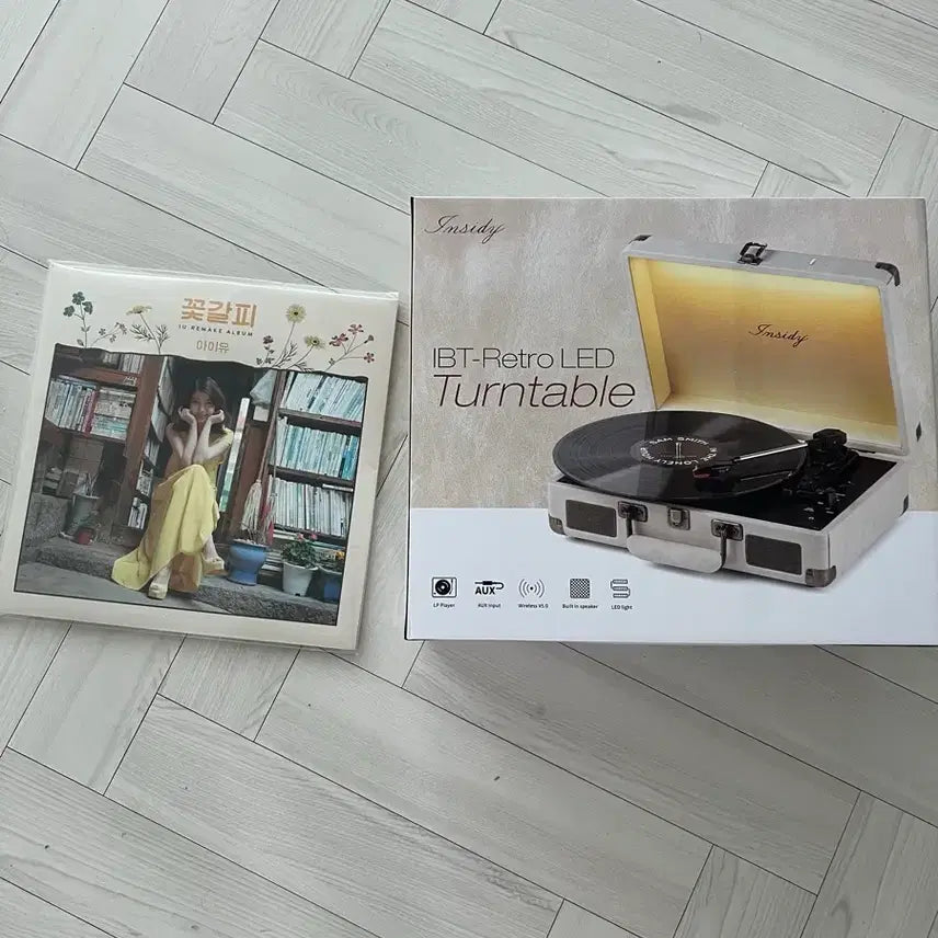 [BUNJANG] Insidy IBT-Retro LED Turntable + IU Flower Bookmark LP (Sealed) / (미개봉) 인사이디 IBT-Retro LED 턴테이블 + 아이유 꽃갈피