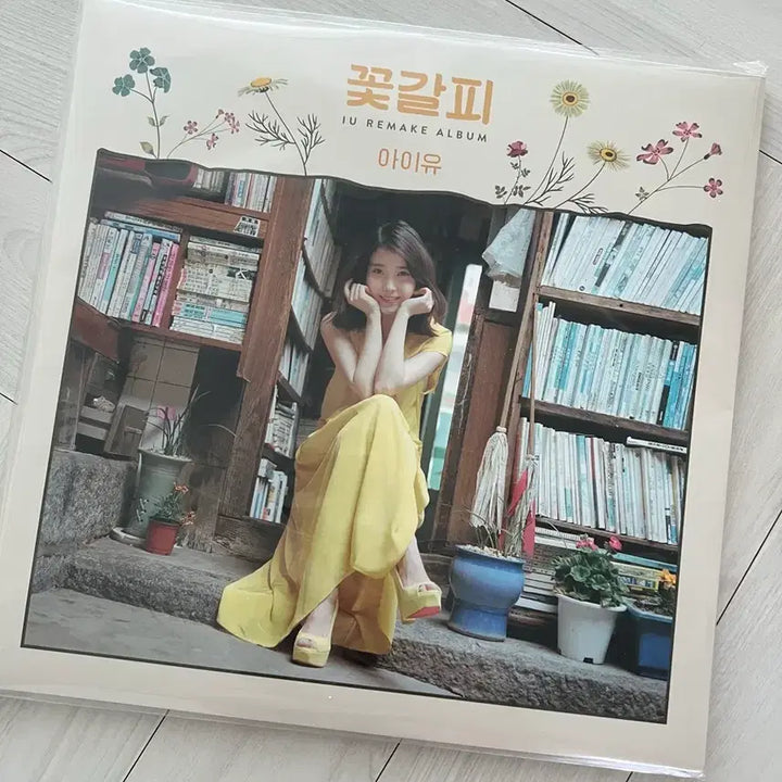 [BUNJANG] Insidy IBT-Retro LED Turntable + IU Flower Bookmark LP (Sealed) / (미개봉) 인사이디 IBT-Retro LED 턴테이블 + 아이유 꽃갈피