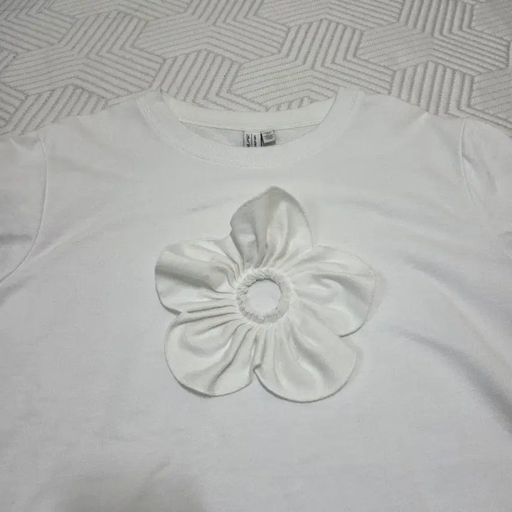 [BUNJANG] And Other Stories White Flower Short Sleeve T-Shirt / 앤아더스토리즈 화이트 플라워 반팔티