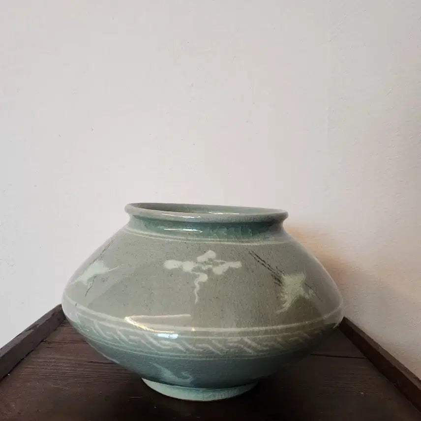 [BUNJANG] Cheongdam Han Chang-mun Celadon Vase with Cloud and Crane Inlay (Rare) / [명품 청자] 청담 한창문 운학문 흑백상감 주판알호 (희귀 기물)