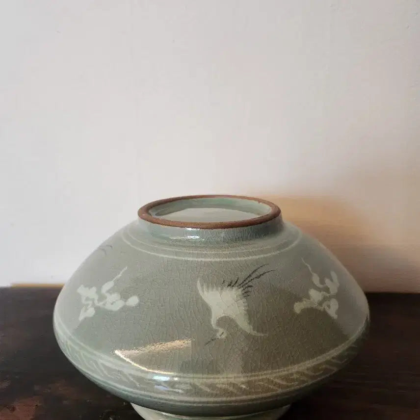 [BUNJANG] Cheongdam Han Chang-mun Celadon Vase with Cloud and Crane Inlay (Rare) / [명품 청자] 청담 한창문 운학문 흑백상감 주판알호 (희귀 기물)