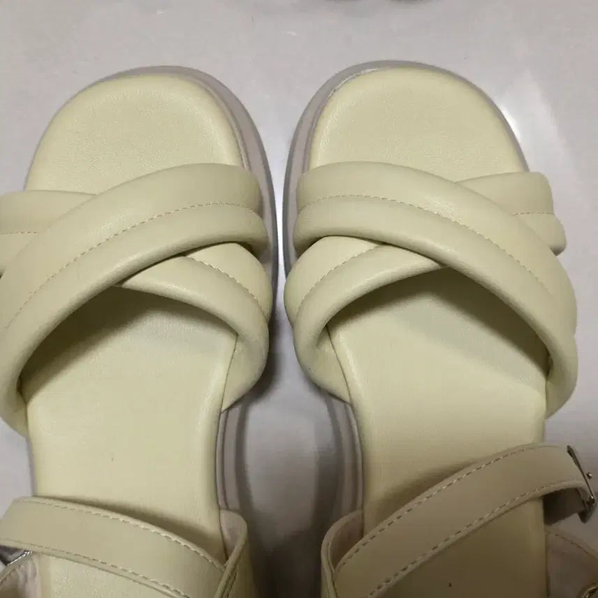 [SOLD OUT] 분홍코끼리 몽글 크로스 여름샌들(5cm) 버터 옐로우 225