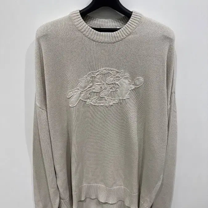 [SOLD OUT] [L] 위크데이 라이트 베이지 자수 니트 스웨터