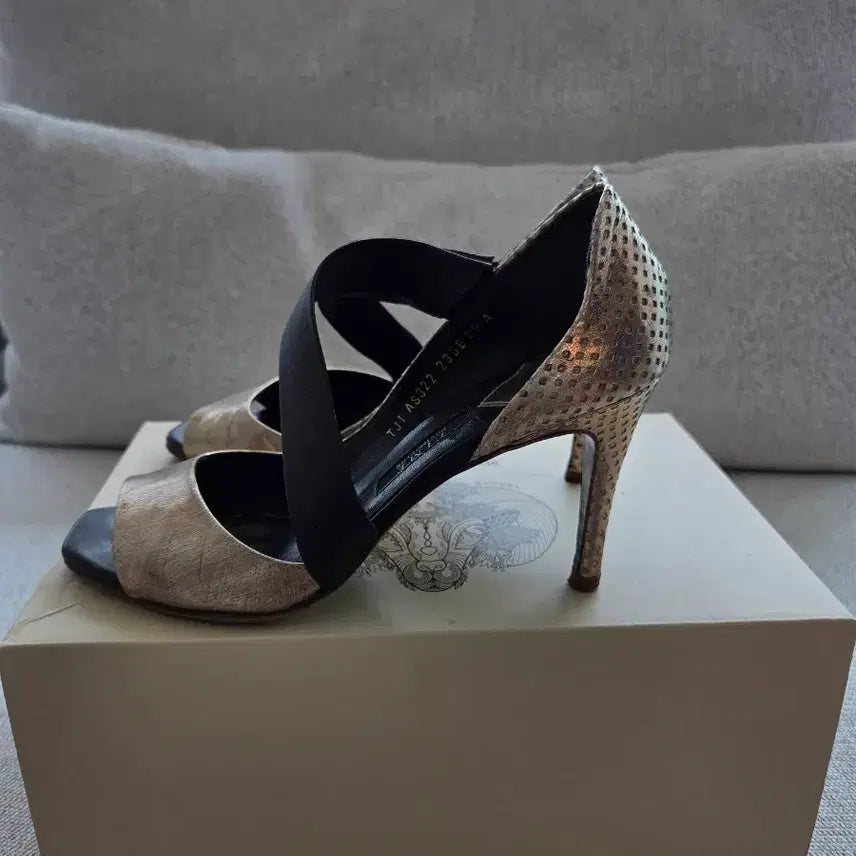 [BUNJANG] Time Gold Black Strap Sandals / 타임 골드 블랙샌들